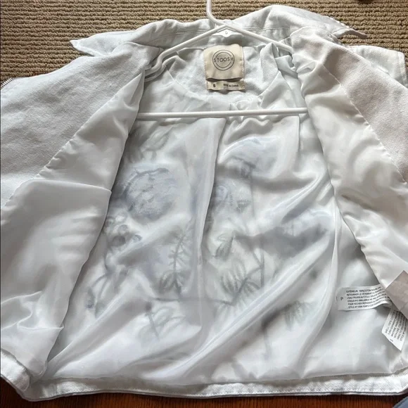 STOOSH White jean jacket. Beautiful detailed Blue floral embroidery. Size small - Picture 11 of 12